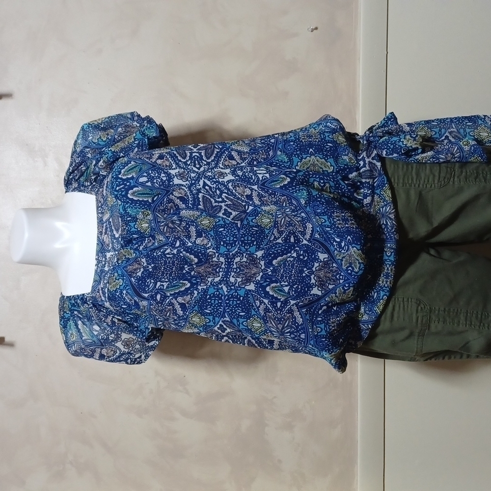 C.J. BANKS WOMENS TOP SIZE X IN A BEAUTIFUL BLUE GEOMETRIC PATTERN